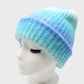 Blau-weiße Strickmütze mit Farbverlauf in flauschiger Rippstrickoptik am Modell - M (56-58cm) / Blau Weiß Verlauf