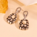 Pendientes de acero inoxidable bañados en oro 18k con patrón de tortuga y cristales - Color Acero (G713)