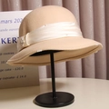 Eleganter beiger Wollfilzhut für Damen mit weißem Satinband und Perlenverzierung - M (56-58cm) Verstellbar / Beige