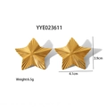 Détail de boucles d'oreilles étoile dorées avec texture radiale et dimensions 3,9x4,1 cm - Boucles d'Oreilles Pentagramme (YYE023611)