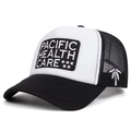 Cappello trucker rétro Pacific Health Care ricamato bianco e nero con mesh e dettaglio palma - Bianco