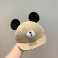 Schattige kaki baby baseballpet met zwarte 3D-oren en beerneusdetail met de hand vast - Platte pet / Khaki