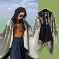 Poncho ethnique à capuche noir et beige avec pompons et motifs de plumes - LM310 Ailes - Noir & Beige