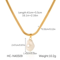 Vista dettagliata della collana a catena piatta in oro 18K con pendente in perla barocca - Perla Barocca Dorata (HC-N40509)