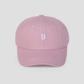 Nahaufnahme von rosa Baumwollstoff und detaillierter weißer B-Stickerei auf der Baseballkappe - M (56-58cm) / Hellrosa