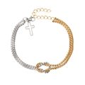 Details eines Perlenketten-Armbands in Gold und Silber mit Metallknoten und Kreuzanhänger - Zweifarbiges Kreuzarmband mit Karte