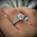 Gros plan détaillé d'une bague classique en zircon à quatre griffes avec pavé de diamants - US 9 / Or blanc