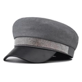 Détail de la casquette grise avec bordure en strass et visière en cuir noir mat - Gris à Strass