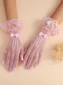 Dettaglio dei guanti da sposa a rete rosa con pizzo floreale e fiocco in raso elegante - Rosa