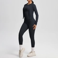Detalle del conjunto de yoga negro con chaqueta de cremallera y leggings de fitness - S / Negro