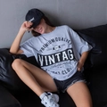 Λεπτομέρεια από γκρι vintage βαμβακερό T-shirt με μαύρη εκτύπωση γραμμάτων υψηλής ποιότητας - S / Γκριζωπό Λευκό