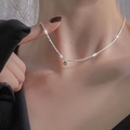 Collana girocollo a catena intrecciata argento con ciondolo gemma verde su modella - Gemma Rotonda Verde Oliva con Catena a Torsione Argentata
