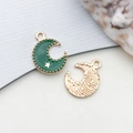 Pendentif lune verte avec étoiles dorées et texture ondulée pour bijoux artisanaux DIY - Lune (17537)