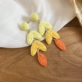 Dettaglio di orecchini in rafia intrecciata con frange sfumate in verde, giallo e arancione - Giallo (Sfumato Verde Giallo Arancione)
