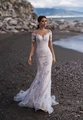 Detalle de vestido de novia de sirena con hombros caídos y encaje con forro color champán - US 2 / Blanco