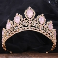 Detailansicht der goldenen Krone mit rosa Kristallen und glänzenden klaren Strasssteinen - KC Gold Weiß & Pink Jelly Strass