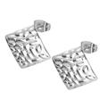 Primer plano de pendientes rectangulares plateados con textura de metal martillado - 14mm/Color Acero/Cuadrado