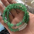 Pulsera de cuentas verdes traslúcidas con dijes plateados con incrustaciones de strass - Aventurina Verde Color Plata