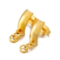 Pendientes de botón minimalistas bañados en oro con pequeño colgante de aro sobre fondo blanco - Dorado (KLJ615-Z)