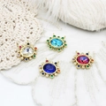 Detalle de dijes chapados en oro de 18K con circonitas de colores y cristales en encaje - Circonita Azul con Doble Enganche (16.2*18.2mm)