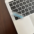 Detailopname van lichtblauwe contactlenspincet en applicator in een transparante koker - Blauw