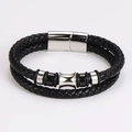 Primer plano de pulsera de cuero trenzado de doble capa con detalles de metal plateado - Color Acero