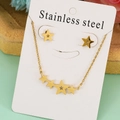 Dettaglio del set collana e orecchini a stella in acciaio inossidabile dorato su display - Set di Stelle Pentagramma