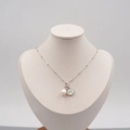 Collana a catena d'argento con perla d'acqua dolce e ciondolo a conchiglia su busto - Collana d'Argento
