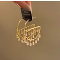 Detailopname van gouden S925-oorbellen met zirkonia franjes en zilveren keurmerken - Goud (925 Sterling zilveren oorbelstift)