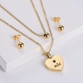 Set di gioielli in titanio dorato con ciondolo a cuore inciso mãe e orecchini a bottone - Set Collana Lettera Cuore + Orecchini a Sfera / Oro