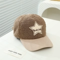 Detail van de bruine baseballcap voor kinderen van lamsvacht met sterpatch en borduursel - Aanbevolen 8-15 Jaar (54-56cm) / camel