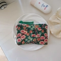 Détail d'un mini sac floral en coton avec fermeture éclair blanche et tirette verte - Base Verte Plissée Peinture à l'Huile Fleurs Orange Rouge