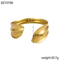 Detailansicht des 18k vergoldeten Edelstahlarmreifs mit breitem Wellendesign - BZ1076B (Wellenbreitfläche) / Gold