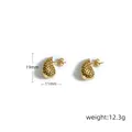 Dettaglio di orecchini a goccia dorati con texture a rilievo quadrata e altezza di 19 mm - Oro a Griglia