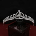 Silberne Barock-Brautkrone mit glänzenden Strasssteinen im V-Design für Hochzeiten - Stil HG-086