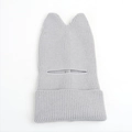 Dettaglio della maglia del passamontagna grigio chiaro con design a orecchie di gatto - Grigio chiaro