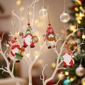 Set di 4 gnomi natalizi in legno colorati appesi a un ramo bianco decorativo - 4 pezzi per confezione
