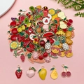 Dettaglio di ciondoli a forma di frutta colorata tra cui fragola e ananas in lega - Serie Frutta in Lega di Zinco Goccia d'Olio Set Casuale 20 Pezzi (SN1278)
