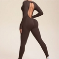 Bruine naadloze jumpsuit met lange mouwen en open rug voor yoga en fitness - S / Chocoladebruin