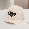 Dettaglio cappellino neonato con ricamo NYC 3D e rete estiva traspirante sulla nuca - 50cm 1-3 Anni / Beige
