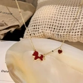 Detail van vergulde ketting met een rode emaille poedel en een klein hartjes hanger - Ketting - Goud (Verguld)