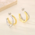 Gros plan de boucles d'oreilles en C bicolores or et argent en acier inoxydable sur texture - Style de Double Anneau Contrasté (KE113966-KFC)