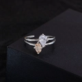 Bague double anneau en argent avec zircons goutte clairs et champagne sertis griffes - Design Entrelacé à Double Pierre (JZ0251) / Argenté