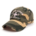 Détails de broderie rose et finitions usées sur une casquette de baseball camouflage - Réglable / Camo Brun Clair Vert