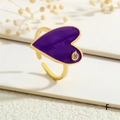 Dettaglio anello cuore dorato con smalto viola e piccolo dettaglio in diamante di cristallo - Cuore / Viola (RG0664-F)