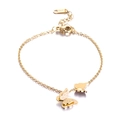 Dettaglio del bracciale a farfalla dorato con ciondoli opachi e lucidi in acciaio inox - Bracciale / Oro