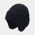 Detalle de gorro de punto acanalado negro con textura gruesa y orejeras térmicas - Talla única / Negro