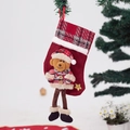 Detail van rode kerstsok met schattige 3D-teddybeer hangend aan een boomtak - Beer stijl