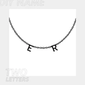 Personalisierte Edelstahlkette mit zwei schwarzen Buchstaben E und R für einen minimalistischen Look - 双字母款式 / Stahlfarben