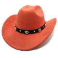 Détail d'un chapeau de cowboy en daim orange avec bandeau en cuir, rivets et perles - Orange
